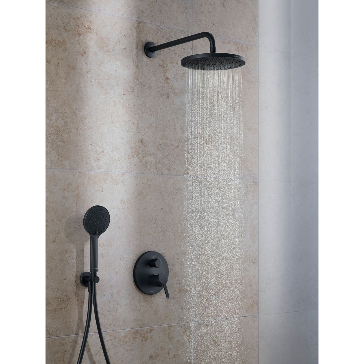 Douche Grohe, ensemble de douche noir, tête ronde et pommeau, finition moderne.
