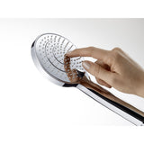 Pommeau de douche Grohe chromé, design moderne, main touchant les buses