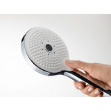 Douchette Grohe ronde blanche et chromée, tenue à la main, accessoire salle de bain.