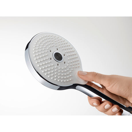 Douchette Grohe ronde blanche et chromée, tenue à la main, accessoire salle de bain.