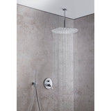 Douche Grohe, colonne de douche en inox, couleur chrome, moderne et mur en carrelage beige.