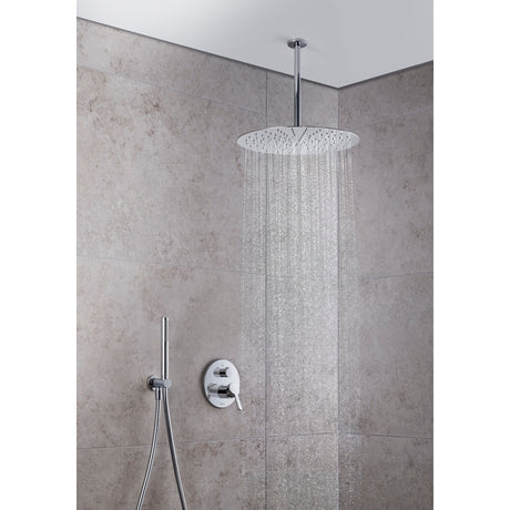 Douche Grohe, colonne de douche en inox, couleur chrome, moderne et mur en carrelage beige.