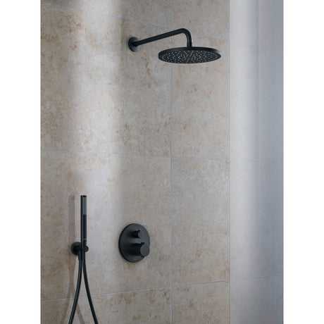 Colonne de douche noire Grohe avec pommeau rond, mitigeur et flexible, sur carrelage beige