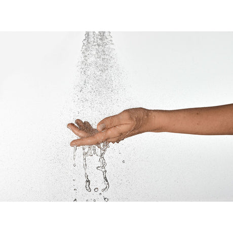 Douchette Grohe, jet de douche, couleur chrome, eau sur main, accessoire sanitaire