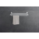 Porte-serviettes Grohe en métal argenté fixé au mur avec serviette beige, salle de bain moderne.
