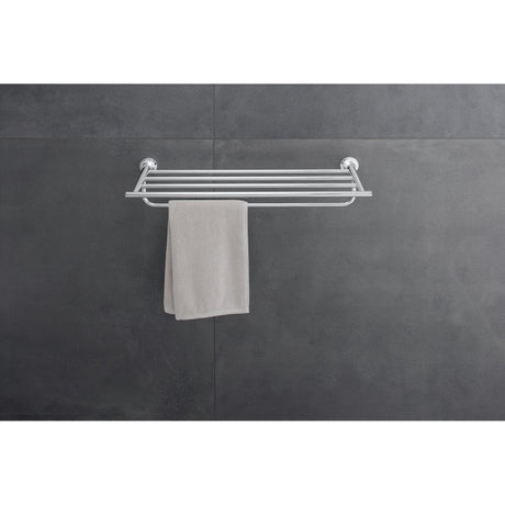 Porte-serviettes Grohe en métal argenté fixé au mur avec serviette beige, salle de bain moderne.