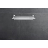 Porte-serviettes mural Grohe en métal chromé, couleur argent, installé sur carrelage gris