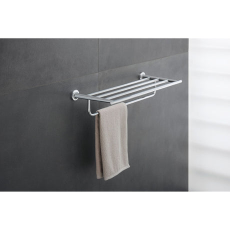 Porte-serviette mural chromé, type rack, couleur argent, avec serviette beige, marque non visible