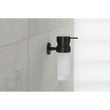 Distributeur de savon mural Grohe noir mat en verre dépoli dans une salle de bain