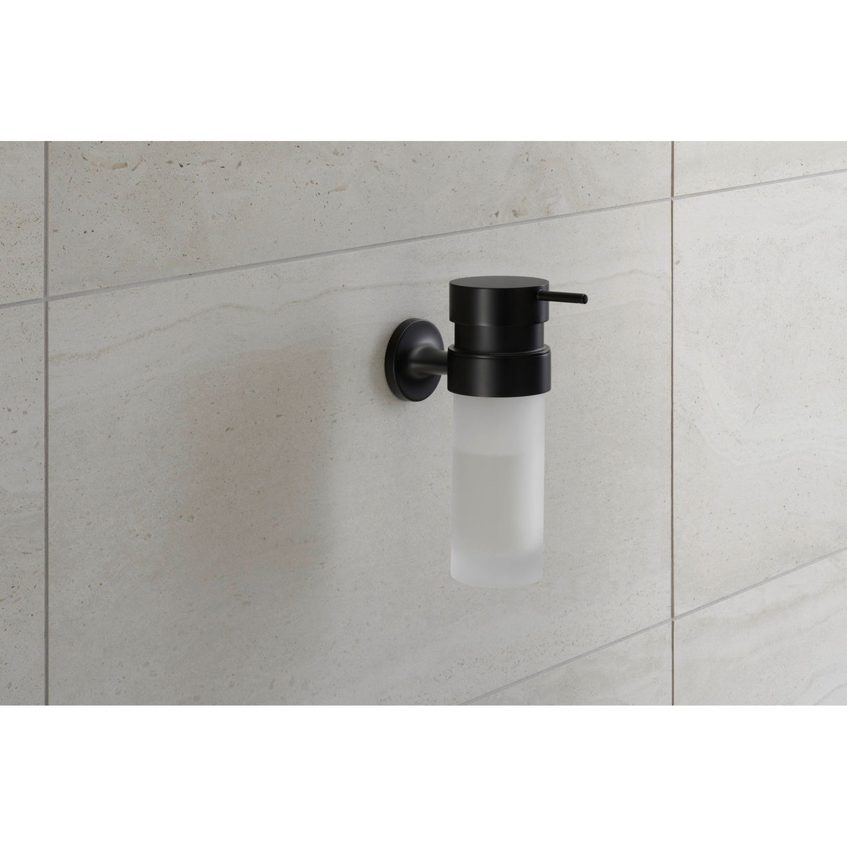 Distributeur de savon mural Grohe noir mat fixé sur carrelage mural