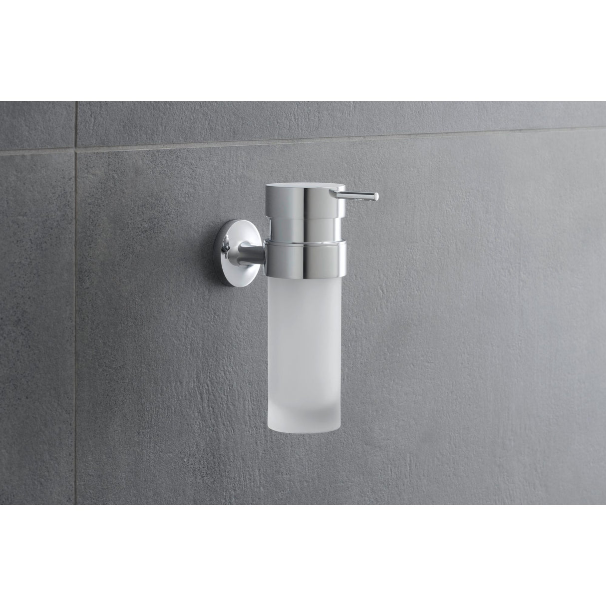 Distributeur de savon mural Grohe, argenté, finition chromée, fixé sur carrelage gris.
