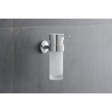 Distributeur de savon mural Grohe, argenté, finition chromée, fixé sur carrelage gris.