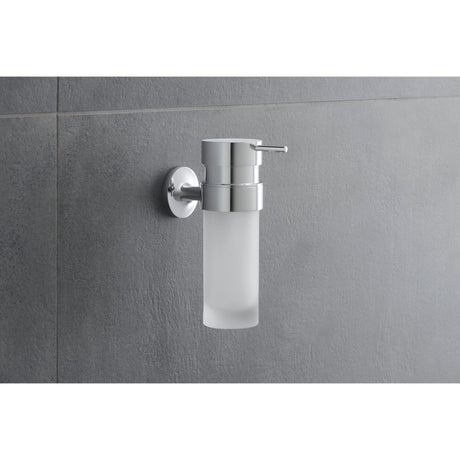 Distributeur de savon mural Grohe, argenté, finition chromée, fixé sur carrelage gris.