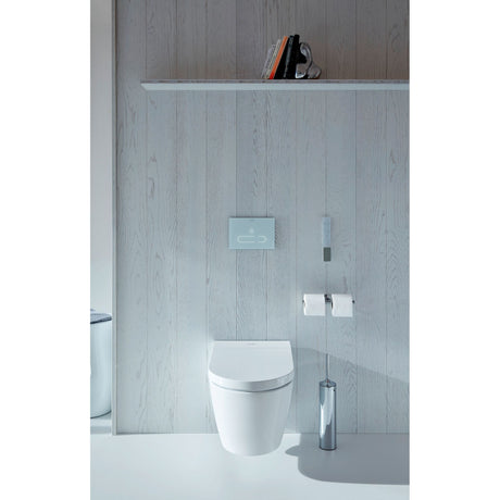 Toilette suspendue Grohe blanche, design moderne, avec télécommande murale et accessoires chromés.