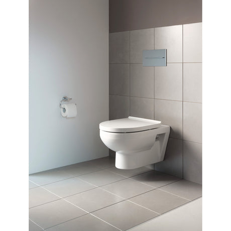 Toilette suspendue Grohe blanche, design moderne, installée sur mur carrelé gris.