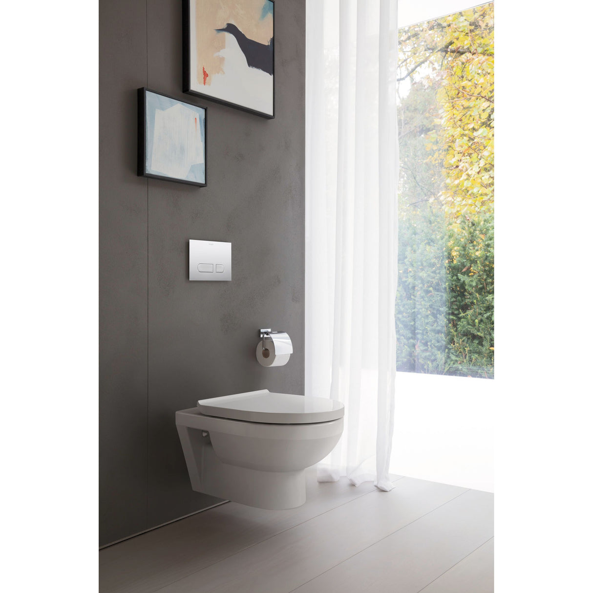 Toilette suspendue Grohe blanche, design moderne, dans salle de bain lumineuse