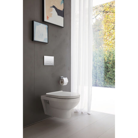 Toilette suspendue Grohe blanche, design moderne, dans salle de bain lumineuse