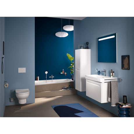 Salle de bain moderne Grohe avec meuble suspendu blanc, vasque et rangements, murs bleus