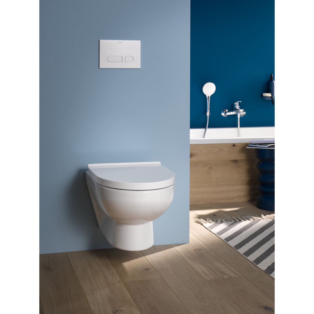 WC suspendu Duravit blanc dans salle de bain moderne, robinetterie murale chromée