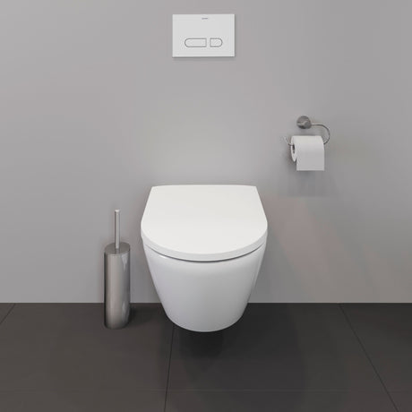 WC suspendu blanc Duravit avec plaque de commande, design moderne, murs gris