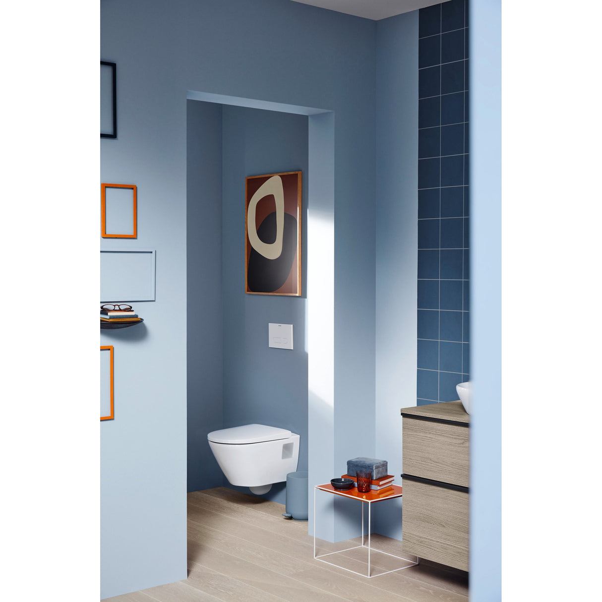 Toilette suspendue blanche Grohe, type WC, dans salle de bain moderne murs bleus