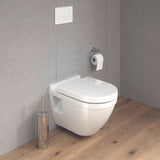 Toilette murale blanche Grohe, design moderne, installée sur mur gris