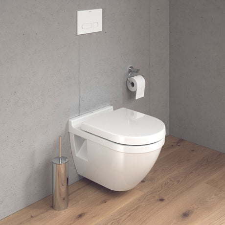 Toilette murale blanche Grohe, design moderne, installée sur mur gris