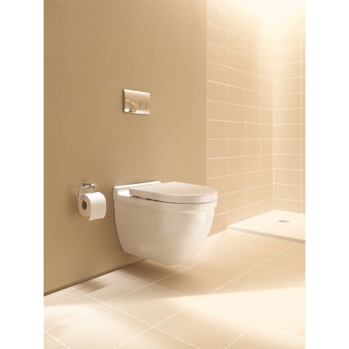 Toilette suspendue Grohe blanche, design moderne, installée sur mur beige.