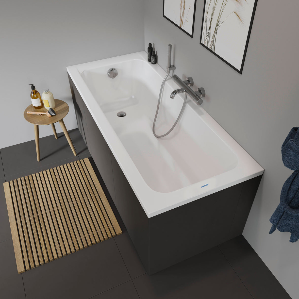Baignoire Villeroy & Boch rectangulaire blanche avec tablier noir, robinet chrome.