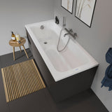 Baignoire Villeroy & Boch rectangulaire blanche avec tablier noir, robinet chrome.