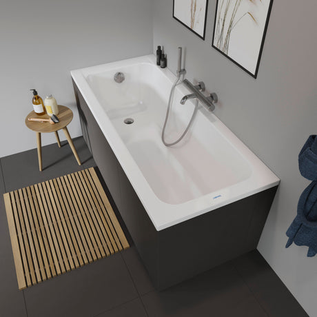 Baignoire Villeroy & Boch rectangulaire blanche avec tablier noir, robinet chrome.