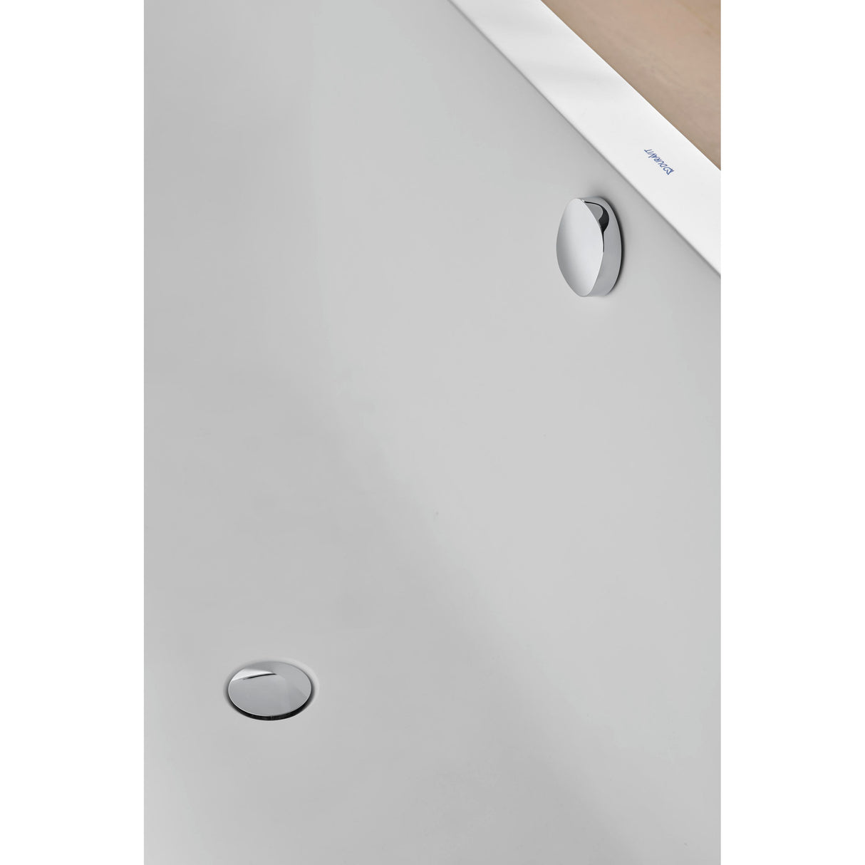 Baignoire blanche marque Villeroy & Boch, bonde et trop-plein chromé, sanitaire salle de bain