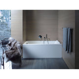 Baignoire blanche Grohe rectangulaire dans salle de bain moderne, design minimaliste.
