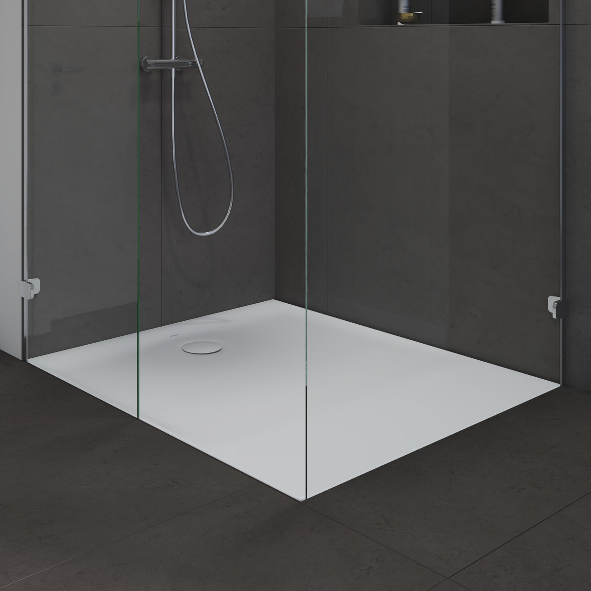 Receveur de douche blanc marque Roca, rectangulaire, dans une cabine moderne