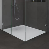 Receveur de douche blanc marque Roca, rectangulaire, dans une cabine moderne