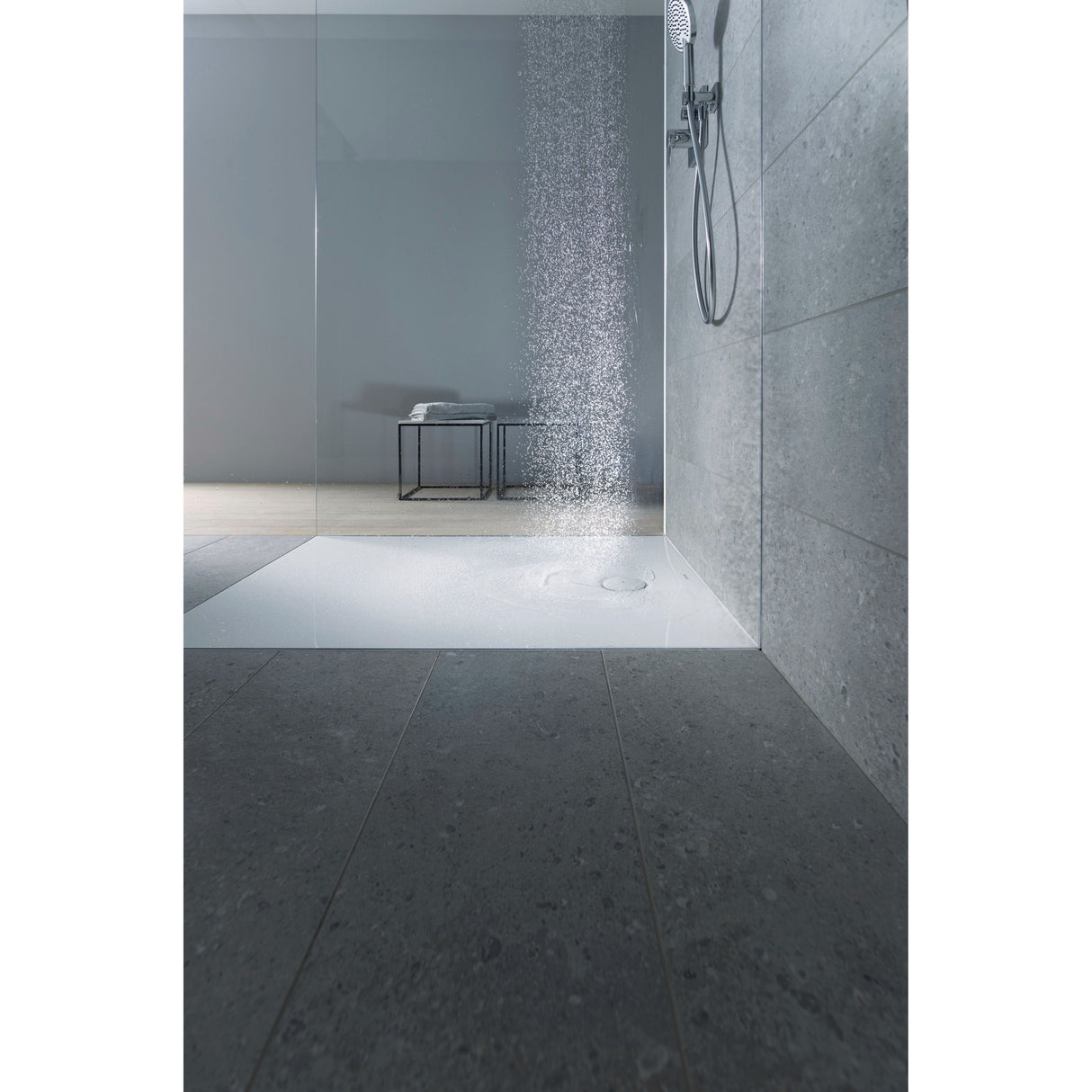 Receveur de douche blanc, marque Hansgrohe, design moderne, couleur gris clair