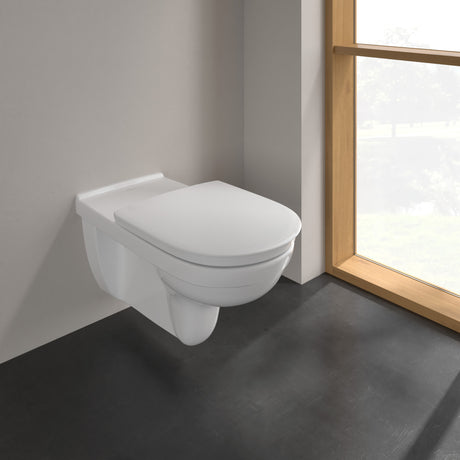WC suspendu blanc Grohe, toilette murale moderne dans salle de bain lumineuse