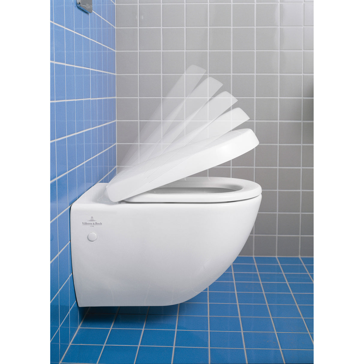 WC suspendu blanc marque Villeroy & Boch, abattant frein de chute, type sanitaire, salle de bain