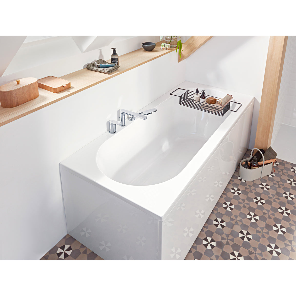 Baignoire blanche Grohe avec robinet chromé, salle de bain moderne, carrelage motif
