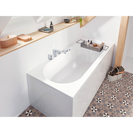 Baignoire blanche Grohe avec robinet chromé, salle de bain moderne, carrelage motif