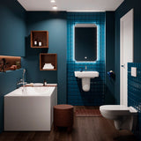 Salle de bains moderne avec WC suspendu blanc Geberit, couleur bleue, carrelage mural.