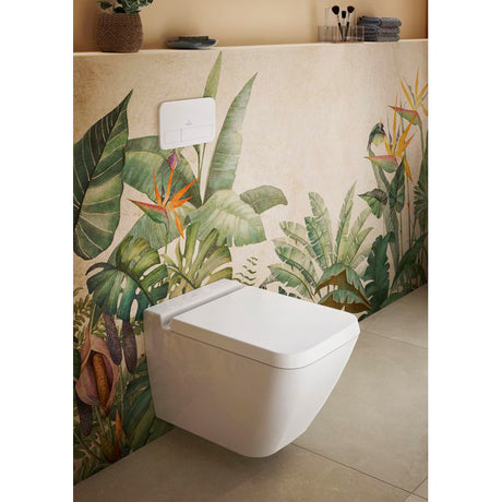 WC suspendu blanc marque Villeroy & Boch, design moderne, sur fond mural feuillage tropical
