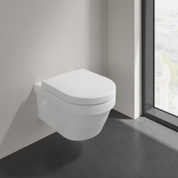 Toilette suspendue blanche Grohe, design moderne, installée contre un mur clair