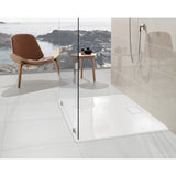 Receveur de douche blanc marque Fiora, design moderne, dans une salle de bain lumineuse