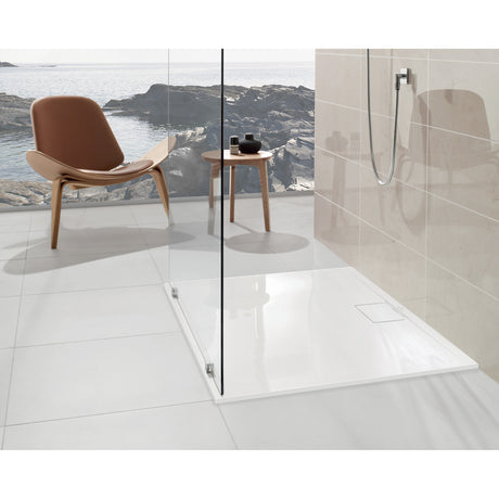 Receveur de douche blanc marque Fiora, design moderne, dans une salle de bain lumineuse