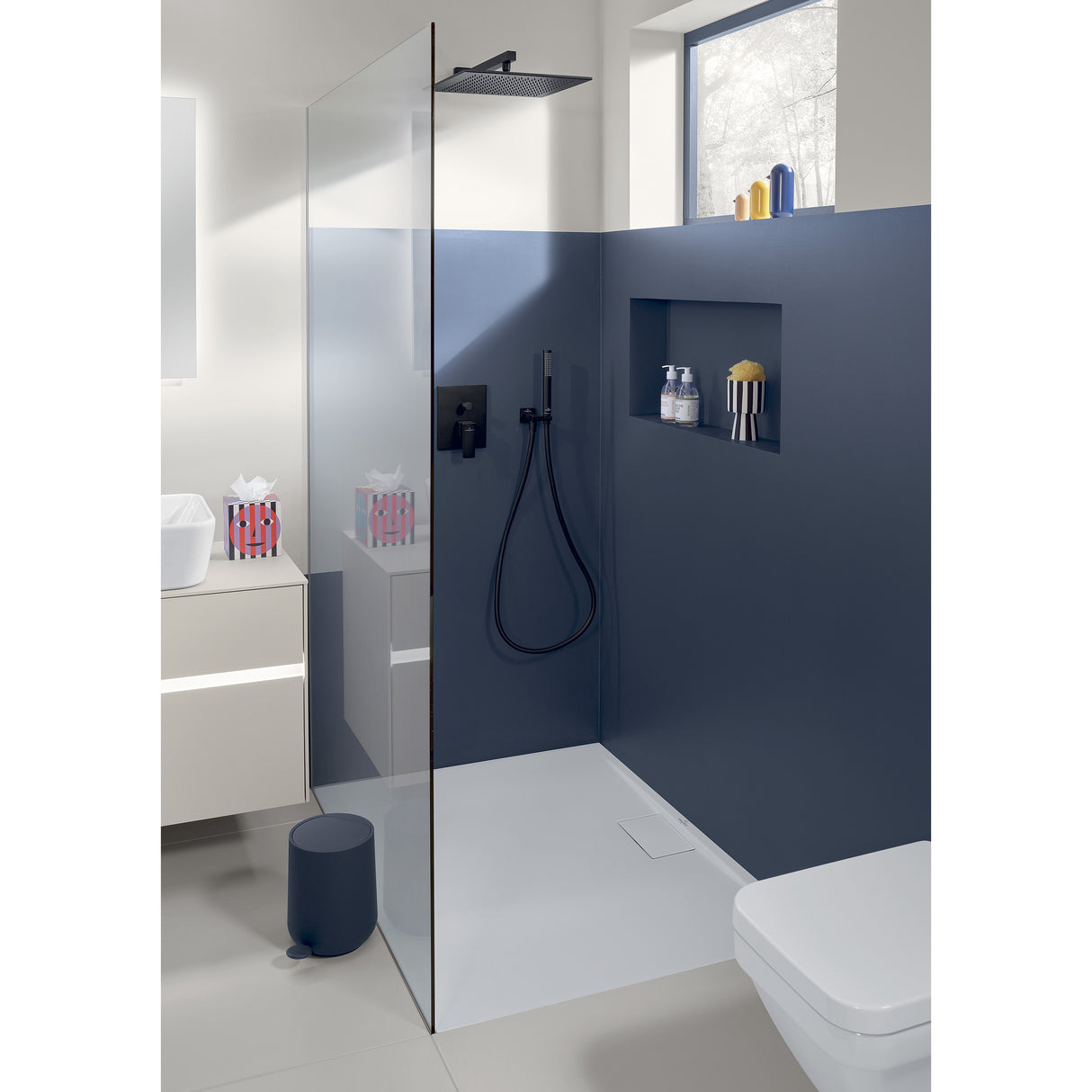 Douche à l’italienne Grohe noire, paroi vitrée, receveur blanc dans salle de bain moderne.