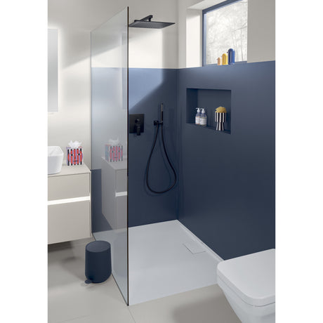 Douche à l’italienne Grohe noire, paroi vitrée, receveur blanc dans salle de bain moderne.