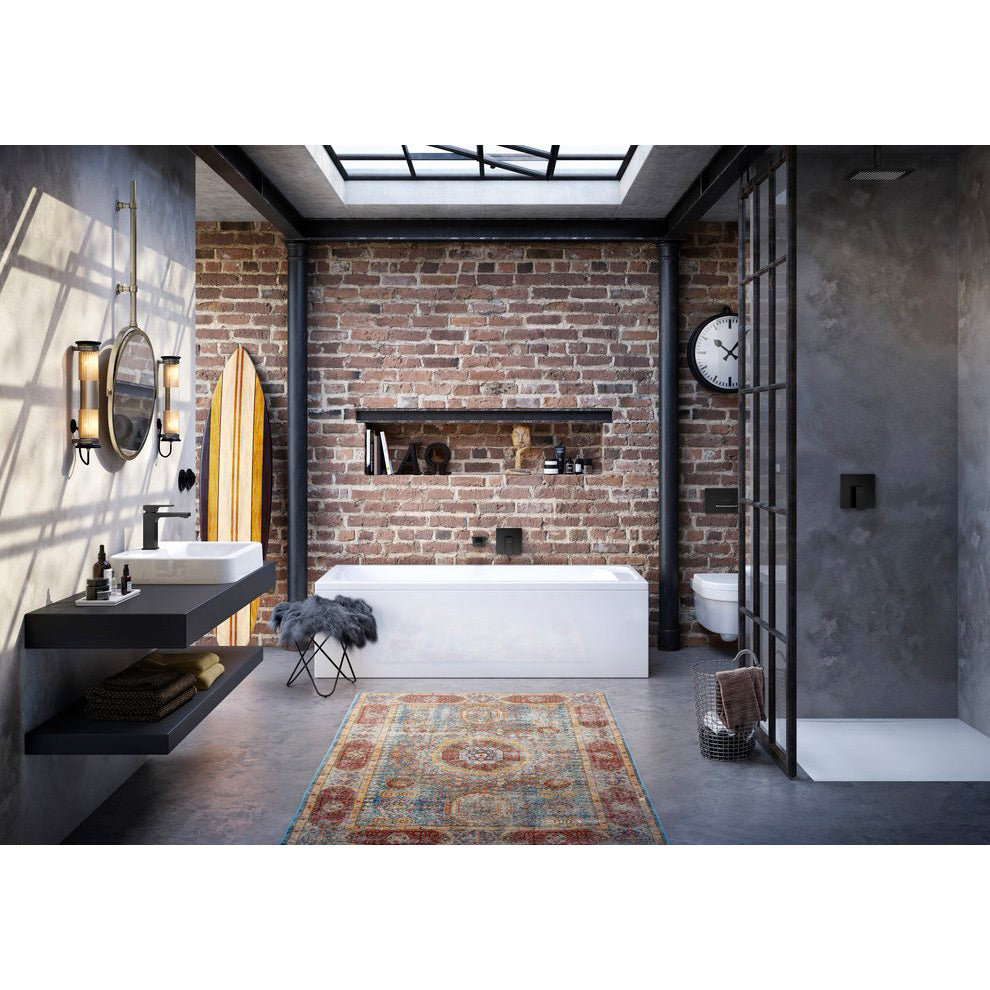 Salle de bain style industriel avec baignoire Grohe blanche, robinet noir.