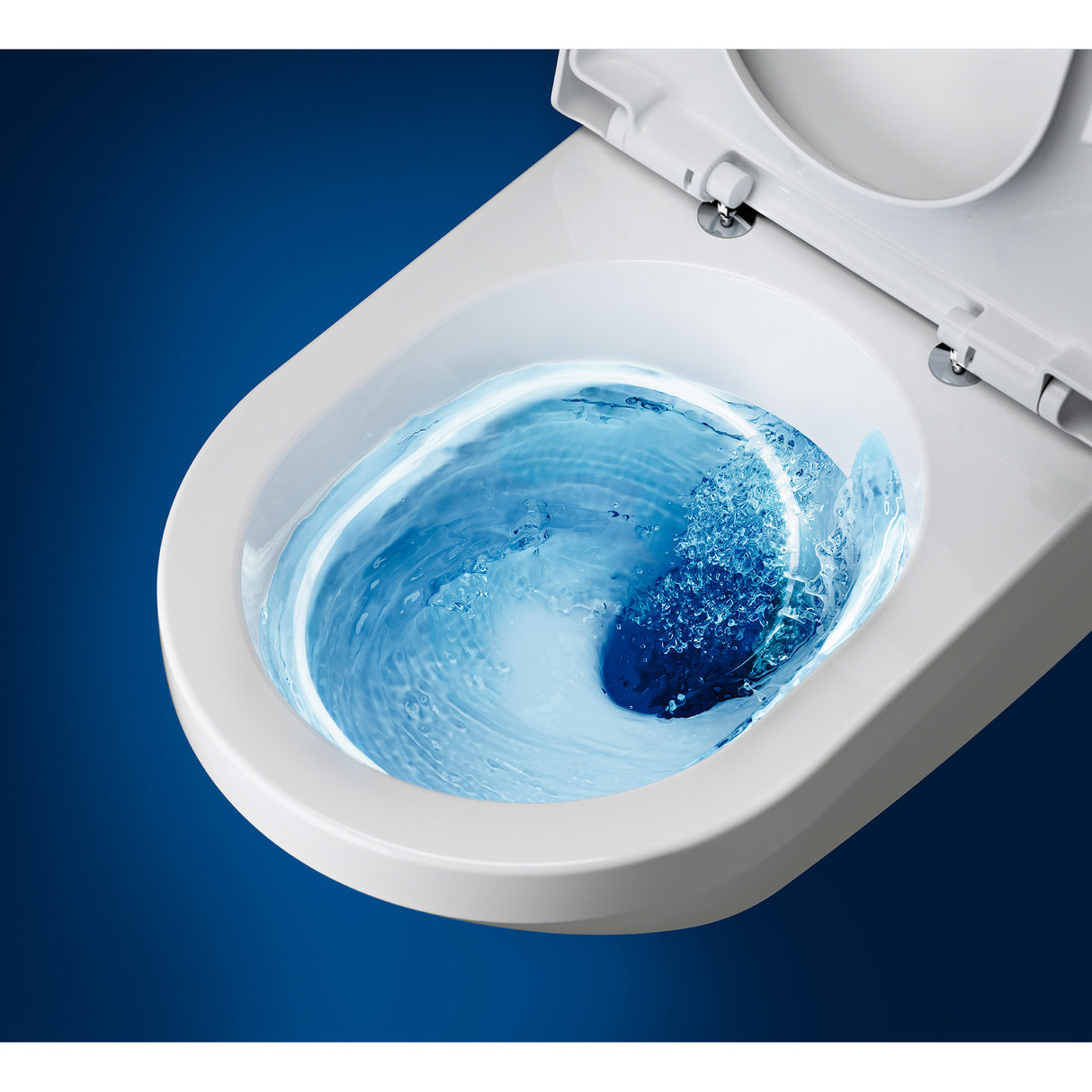 Toilette blanche Grohe, céramique, vue du nettoyage de la cuvette avec eau bleue