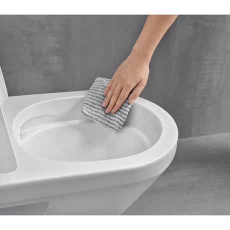 Nettoyage d'une cuvette WC blanche Grohe avec une lavette grise, produit sanitaire
